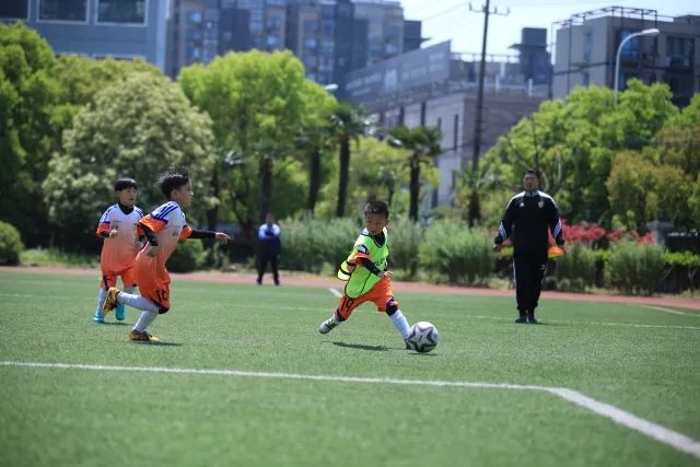 第5分钟科克助攻，奥尔蒂斯头球破门，马竞1-0领先曼联